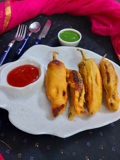 राजस्थानी मिर्ची बडा (Rajasthani mirchi vada recipe in Hindi) रेसिपी मुख्य फोटो