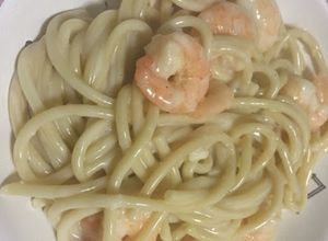Una foto de Fideos con camarones