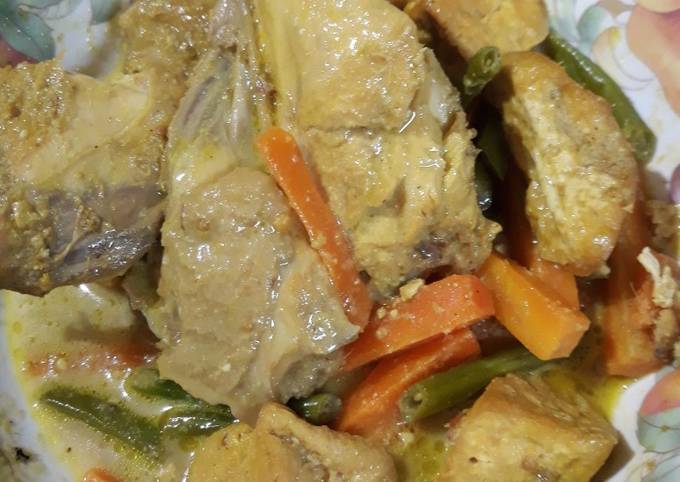 Opor ayam bumbu kuning