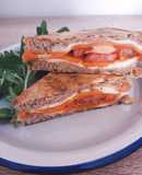 Sándwich de mozzarella, zanahoria y tomate envuelto en tortilla