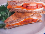 Sándwich de mozzarella, zanahoria y tomate envuelto en tortilla