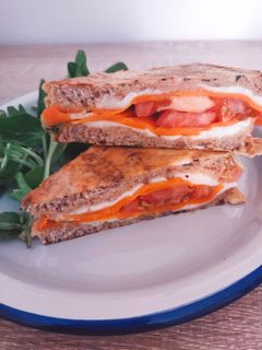 Una foto de Sándwich de mozzarella, zanahoria y tomate envuelto en tortilla
