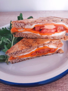 Una foto de Sándwich de mozzarella, zanahoria y tomate envuelto en tortilla