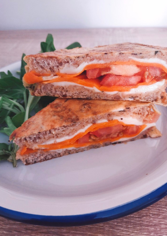 Una foto de Sándwich de mozzarella, zanahoria y tomate envuelto en tortilla