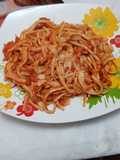 Fideos con salsa de tomate y vienesas