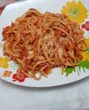 Fideos con salsa de tomate y vienesas