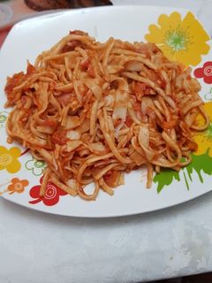 Una foto de Fideos con salsa de tomate y vienesas