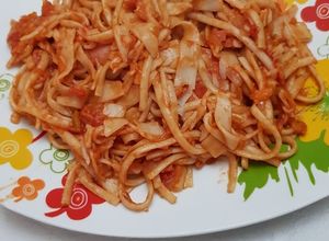 Una foto de Fideos con salsa de tomate y vienesas