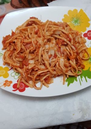 Una foto de Fideos con salsa de tomate y vienesas