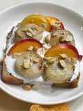 Baked banana & yogurt toast
