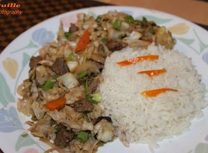Una foto de Col (repollo)salteada con carne