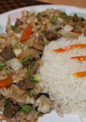 Una foto de Col (repollo)salteada con carne
