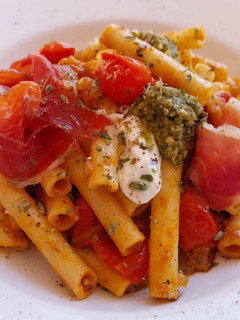 Foto principal de Pasta en salsa de queso crema, tomate y pesto
