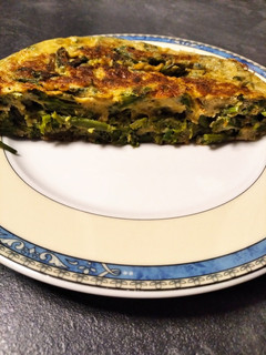 Una foto de Tortilla de espárragos y cebolleta fresca