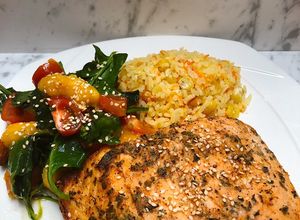 Una foto de Salmón al limón mandarino en air fryer, arroz de zanahoria y ensalada