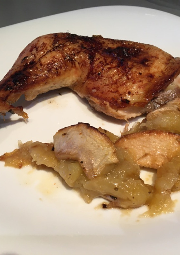 Una foto de Pollo al horno con manzanas 