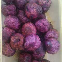 A picture of Kue bola ubi ungu.