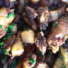 A picture of Pork in red wine.