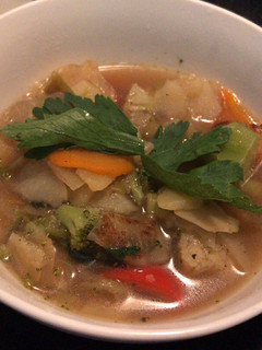 Una foto de Rica Sopa de vegetales 🥬🥦🥕🥔