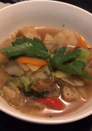 Una foto de Rica Sopa de vegetales 🥬🥦🥕🥔