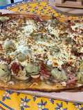 Pizza jambon tomate artichaut champignons emmental et mozzarella