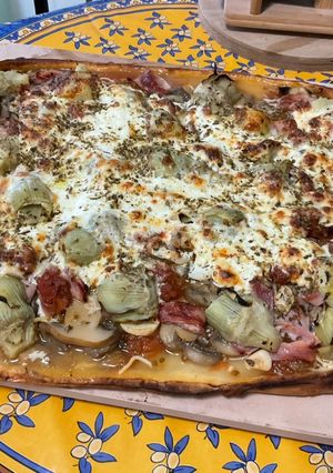 Une photo de Pizza jambon tomate artichaut champignons emmental et mozzarella
