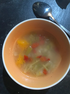 Una foto de Sopa a la Jardinera con arroz y pollo