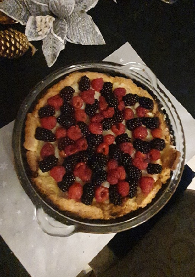 Una foto de Tarta sin Tacc, de Crema Pastelera y Frutos Rojos