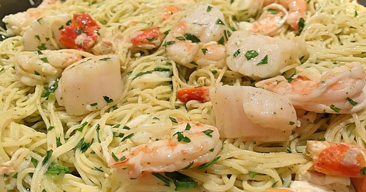 Poached shrimp and scallop pasta in beurre blanc Recipe by Chef Bryce -  Cookpad