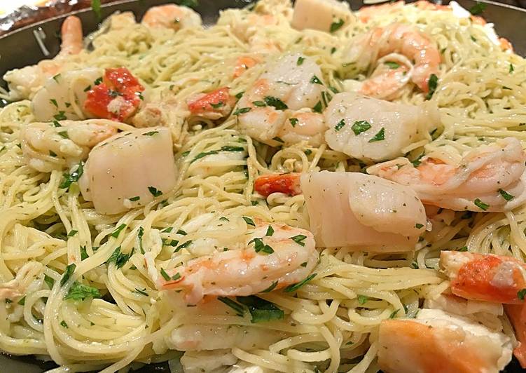 Recipe of Speedy Poached shrimp and scallop pasta in beurre blanc