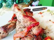 Una foto de pavo al horno con hierbas