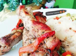 Una foto de Pavo al horno en mostaza dulce y hierbas 🍗🍯🌿
