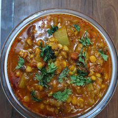 A picture of Bottle gourd and split chickpeas curry.