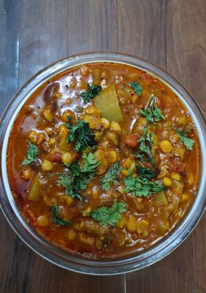 A picture of Bottle gourd and split chickpeas curry.