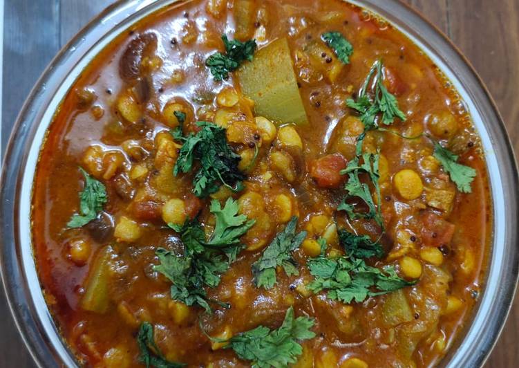 The Simple and Healthy Bottle gourd and split chickpeas curry
