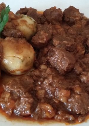 Ancsyka-féle sörös marhapörkölt, vele főtt petrezselymes burgonyagombóccal recept fotója