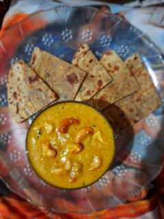 काजू खोया करी और मसाला मिस्सी रोटी (kaju khoya curry aur masala missi roti recipe in Hindi) रेसिपी मुख्य फोटो