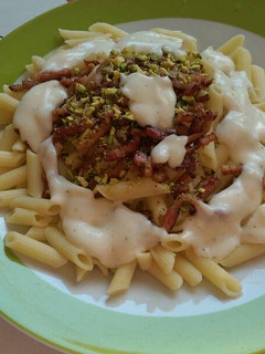 Una foto de Macarrones con bacon, salsa de queso y pistachos
