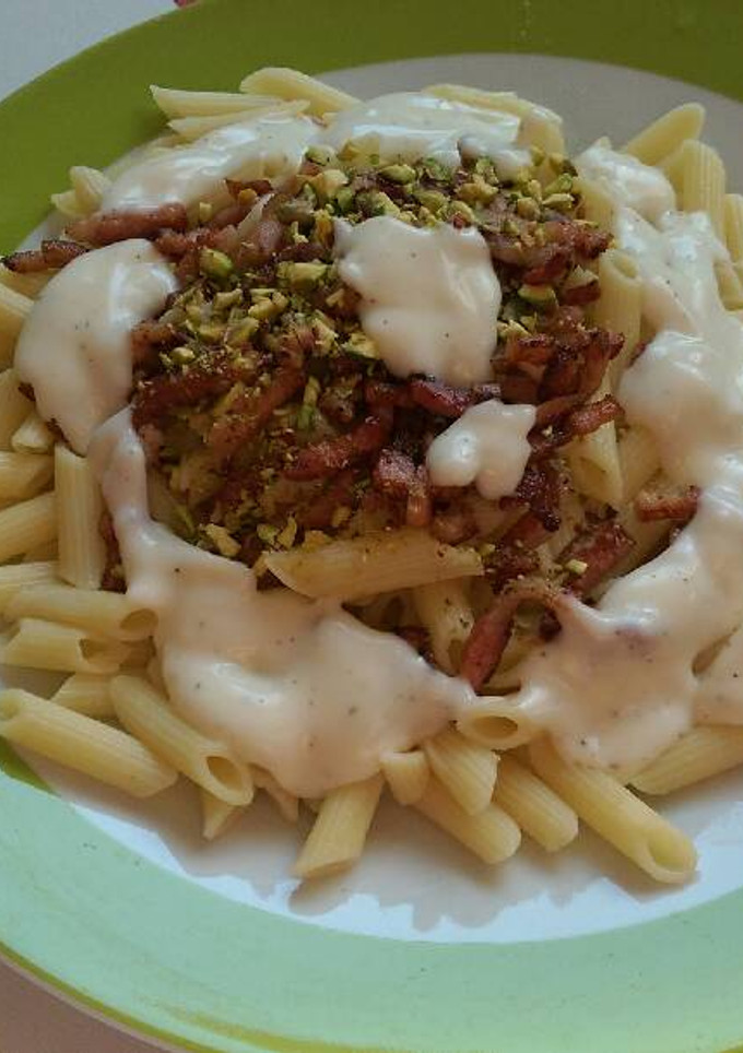 Una foto de Macarrones con bacon, salsa de queso y pistachos