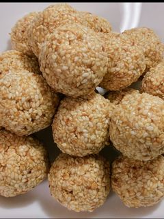 तिल और गुड़ के लड्डू (Til aur gur ke ladoo recipe in Hindi) रेसिपी मुख्य फोटो