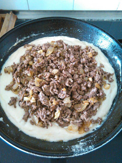 Una foto de Pastel de carne con lecho de puré de patatas