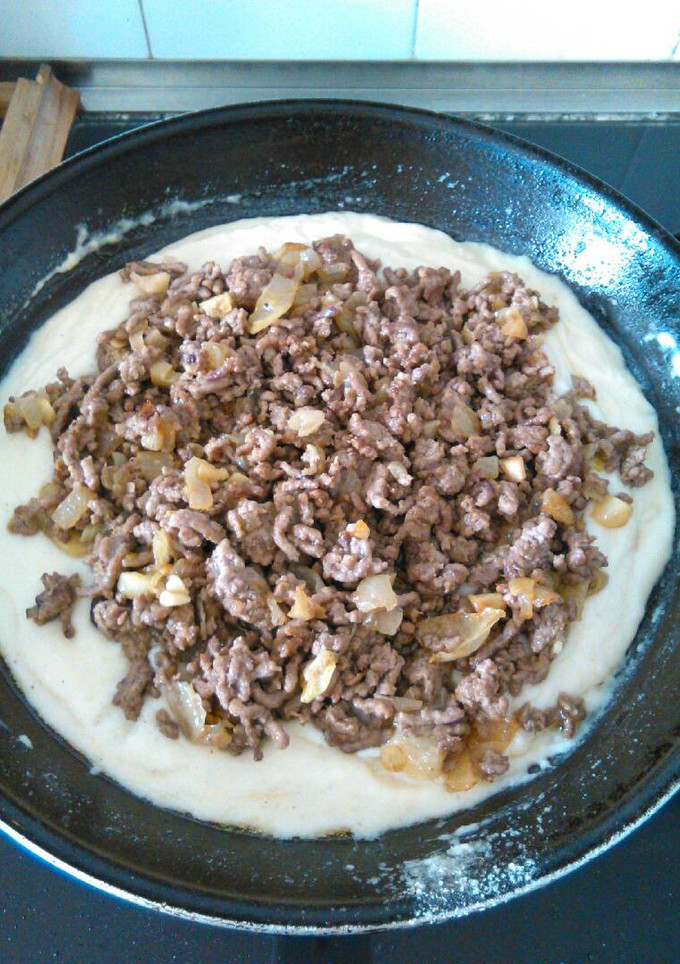 Una foto de Pastel de carne con lecho de puré de patatas