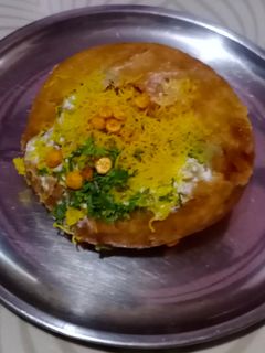 દહીં કચોરી ચાટ (Dahi Kachori Chaat Recipe In Gujarati) રેસીપી મુખ્ય ફોટો