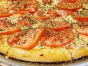 Una foto de pizza para celiacos con premezcla