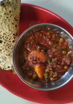 स्पाइसी आलू मटर (Spicy aloo matar recipe in hindi) रेसिपी मुख्य फोटो