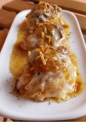 Una foto de Patatas a la importancia con carrilleras y queso fundido