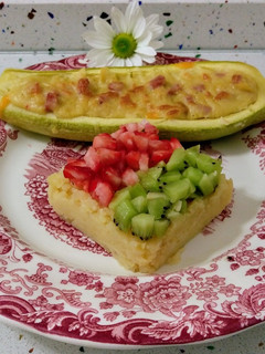 Una foto de Calabacín relleno de jamón y queso con puré de frutas