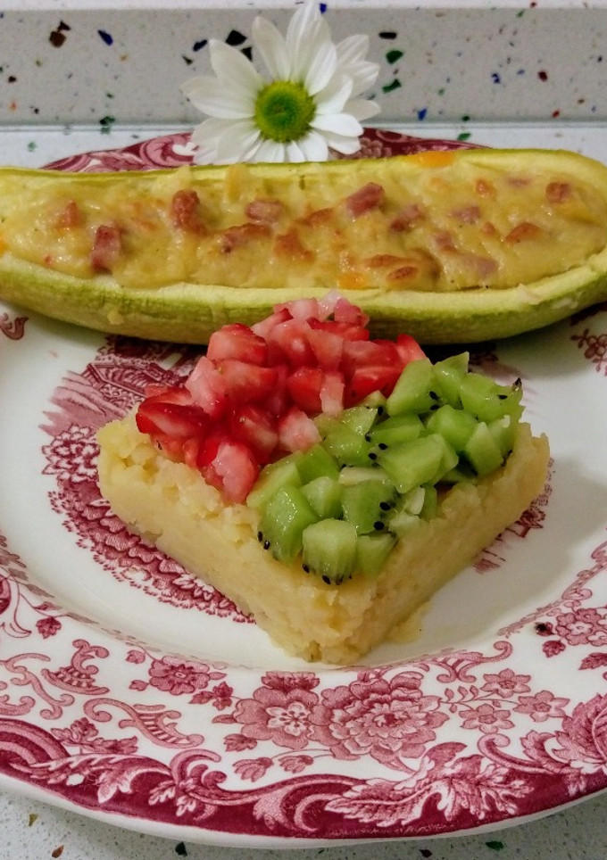 Una foto de Calabacín relleno de jamón y queso con puré de frutas