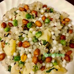 A picture of Sabudana with green matar.