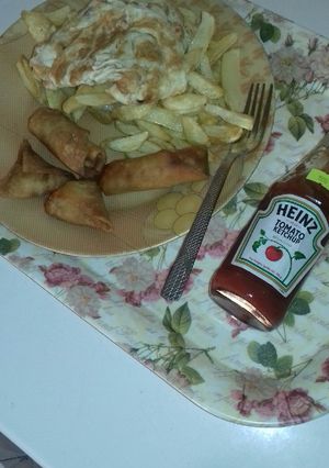 A picture of Chips,fried egg n samosa.